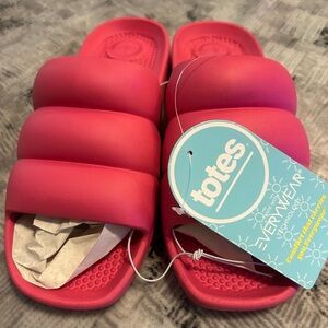 totes Quilted Padded Slide Sandals in Coral Pink